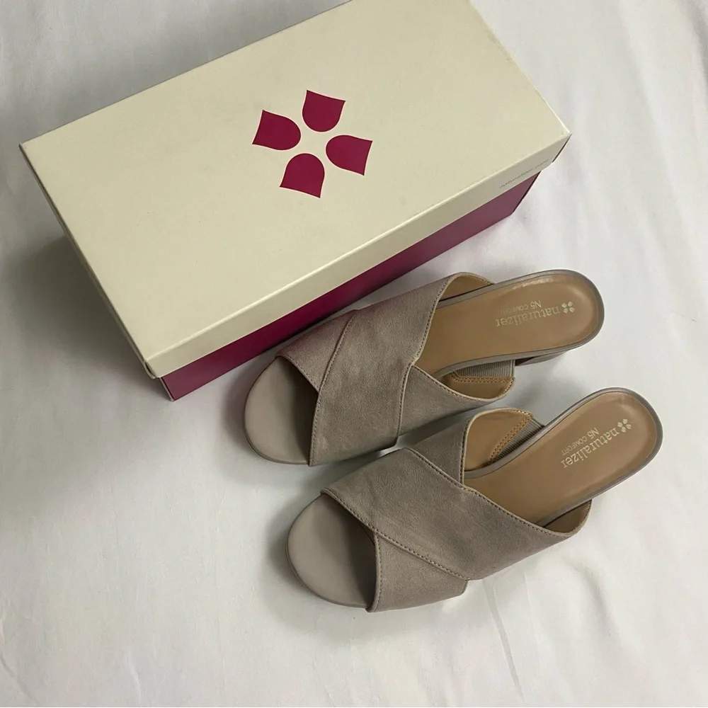 Naturalizer Tan Sandals Mules with Soft Suede Finish size 8M - Picture 4 of 5